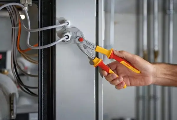 Cleste reglabil cu articulatie intrepatrunsa, L250mm VDE 1000V, Bosch Professional 1600A02NE5